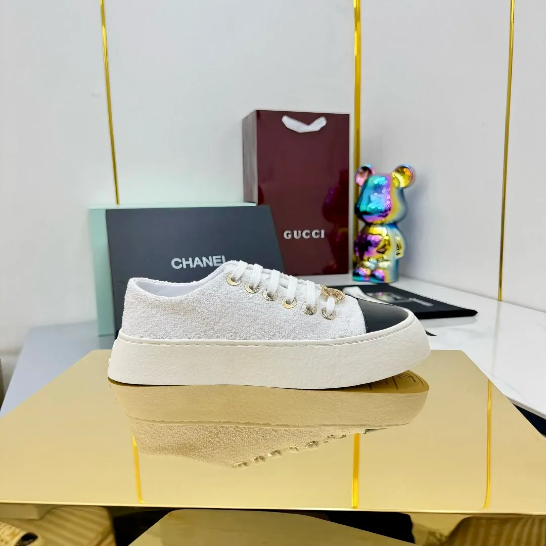 👟👟Ex-factory price 520👟👟 Top-quality cloth-covered version, original quality! ! ! Chanel Chanel - 2025 biscuit shoes, the top casual sports shoes in the counter, this classic design; the upper is electro-embroidered with a variety of craftsmanship; the outsole is fashionable and sporty; the extraordinary inclusion of a variety of color elements... The diversified mix and match is very good-looking and versatile, casual, fashionable, sports, and outdoor can be taken into account... ꫛꫀꪝ Go➫ Material: ❶Upper: Original first-layer cowhide ❷Inner: Sheepskin ❸Outsole is based on: Original TPU combination outsole. Full set of boutique packaging for women 35–40-41. Customized. Non-refundable. 👉